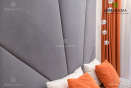 Спальный гарнитур с подъемным механизмом, тумбочки, мягкие стеновые панели и декоративные рейки, распашной шкаф и комод