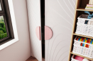 Комната для девочки с мебелью, выполненной в сочетании белого и розового. Шкаф для одежды изготовлен с двумя видами фасадов: ЛДСП Egger и фрезерованного МДФ. Ручки в форме полукруга сделаны из шпона дуба, тонированного в розовый цвет. Изголовье кровати обито мягкими панелями, образующие панно. Как на организацию зоны у окна  - мягкая сидушка. Открытые стеллажи с древесной структурой изготовлены из ЛДСП Egger. Фурнитура: Blum