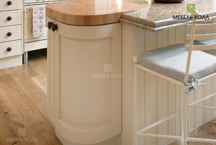 Белая кухня в классическом стиле из массива ольхи со столешницей из натурального камня