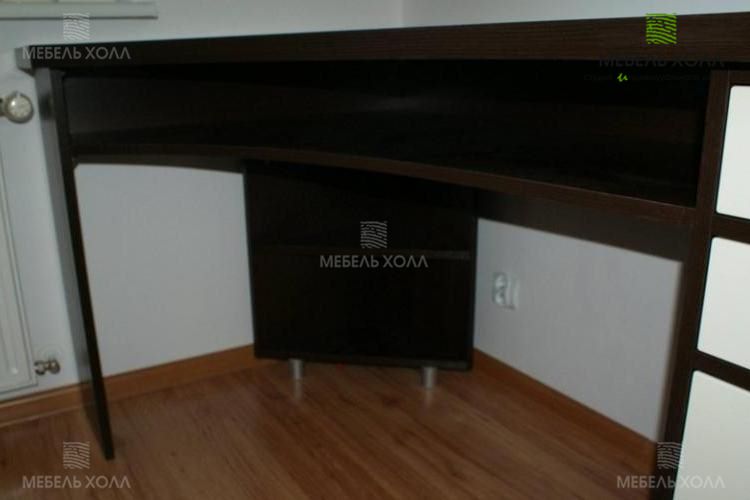 Письменный угловой стол из ДСП с встроенной тумбой с выдвижными ящиками