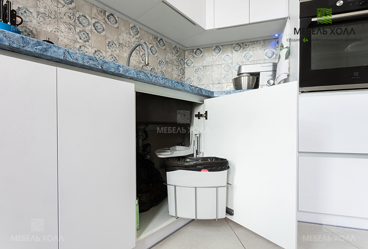 П-образная встроенная кухня выполнена из нанопластика Fenix со стеклом графит. Столешница выполнена из кварцевого камня