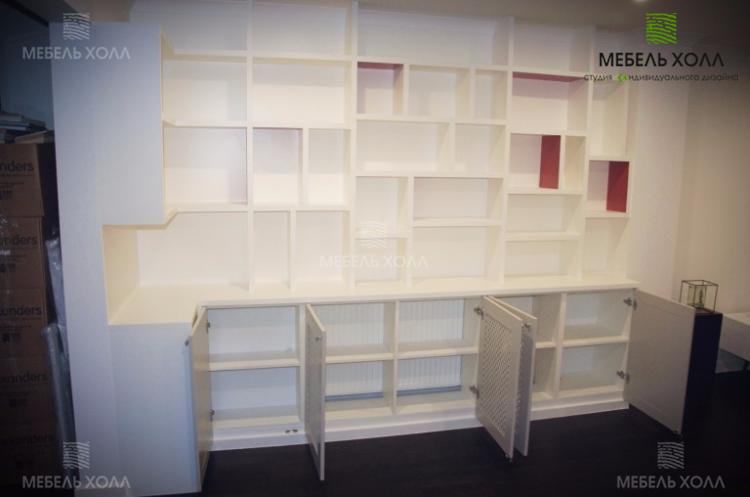 Угловой книжный шкаф с фасадами из МДФ серого цвета и корпусом из белого ДСП