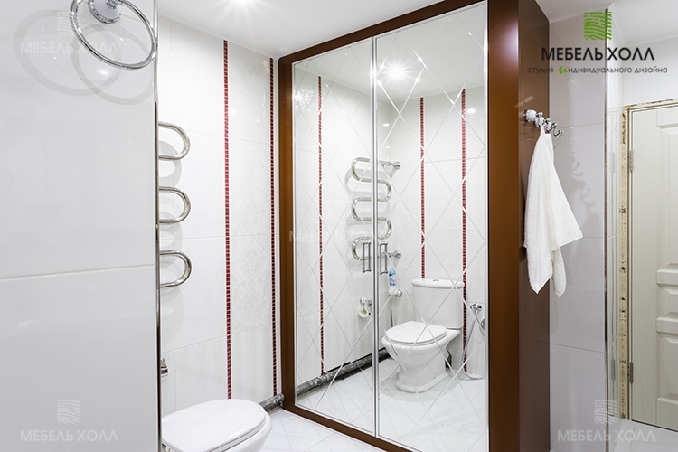 Шкаф-купе с зеркалом в ванную выполнен из гладкого матового МДФ в алюминиевой рамке. Зеркало серебро с гравировкой