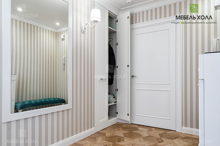 Мебель для прихожей из крашенного фрезерованного МДФ: встроенный шкаф, комод для одежды, зеркало серебро