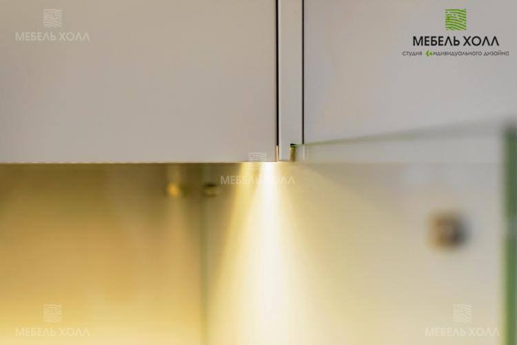 Элегантная светлая кухня, с фасадами из МДФ крашеными в молочный цвет. Столешница изготовлена из постформинга.Кухня оснащена фурнитурой Blum