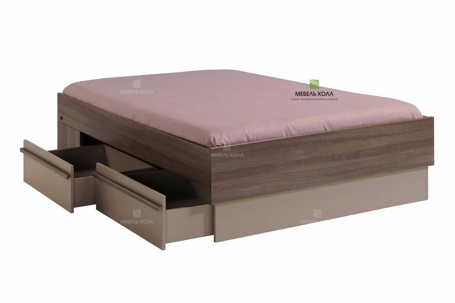 Лаконичная кровать из массива со вставками из крашенного МДФ в бежевых оттенках имеет два выдвижных ящика 