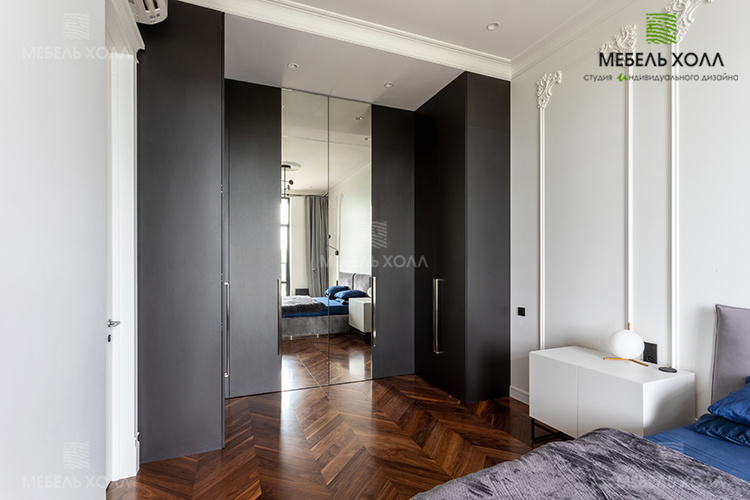 Модульная спальня в черно-белых цветах с прикроватным комодом с металлом.