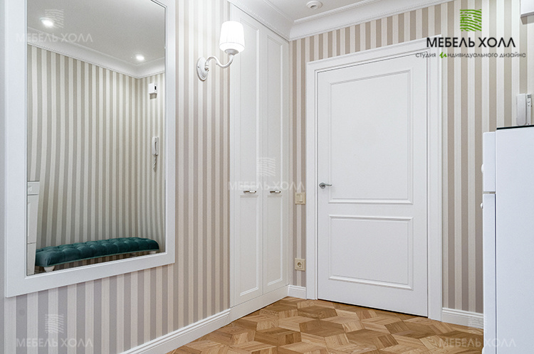 Мебель для прихожей из крашенного фрезерованного МДФ: встроенный шкаф, комод для одежды, зеркало серебро