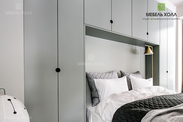 Комплект распашных шкафов и кровать для спальни выполнены из крашенного МДФ