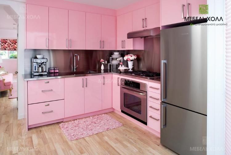 Угловая кухня розового цвета из ДСП, столешница из постформинга, фурнитура Blum