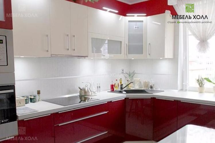Яркая угловая кухня с фасадами из красного глянцевого акрила и навесными шкафчиками из белого пластика со столешницей из постформинга