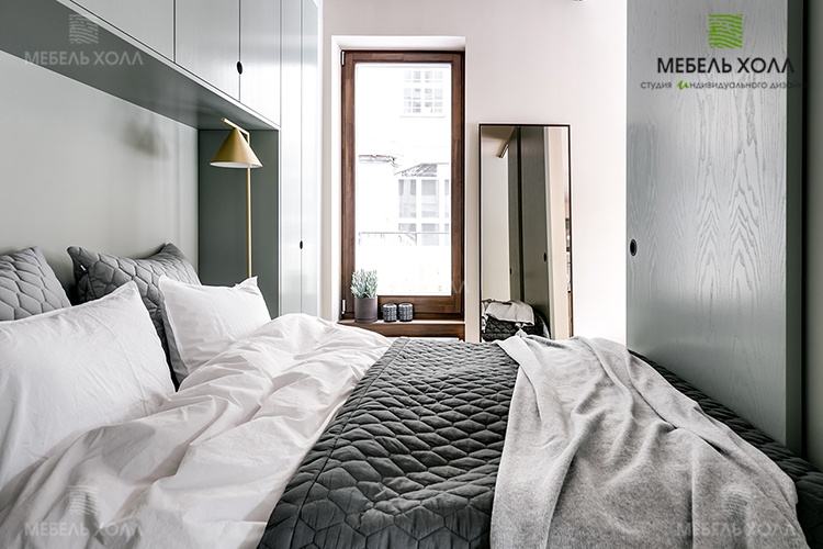 Комплект распашных шкафов и кровать для спальни выполнены из крашенного МДФ