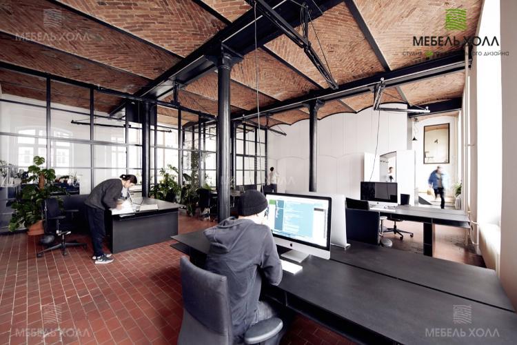 Набор мебели из ДСП для сотрудников офиса выполнен в современном стиле, в сочетании черного и белого цветов. Включает компьютерные столы, шкаф