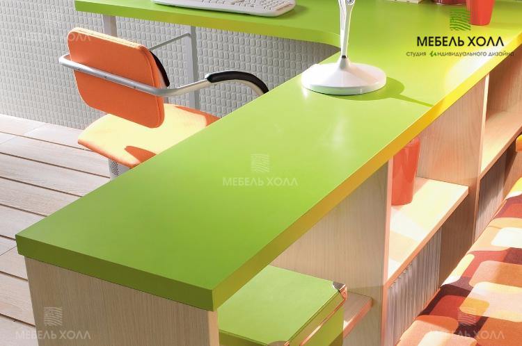 Яркий вместительный угловой стол под PC со столешницей из пластика и полками из ДСП