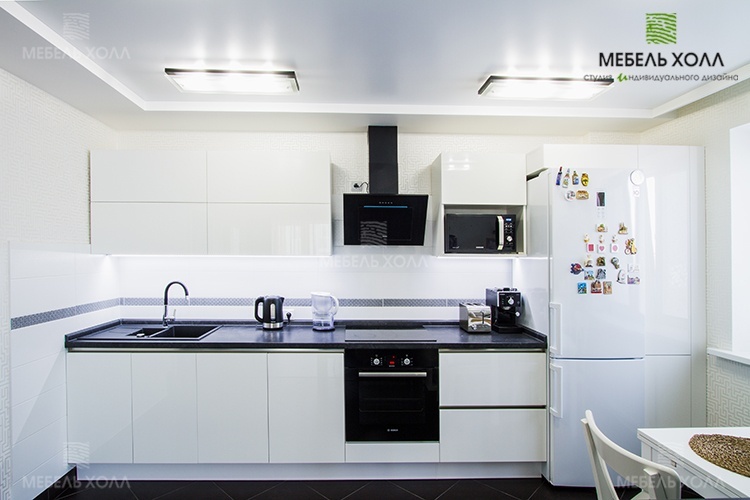 Мебель для кухни с акриловыми фасадами Alvic Luxe Blanco и встроенной подсветкой. Ящики оборудованы подъемными и выдвижными механизмами Blum. Столешница выполнена из постформинга Rezopal, сушка - Rejs.