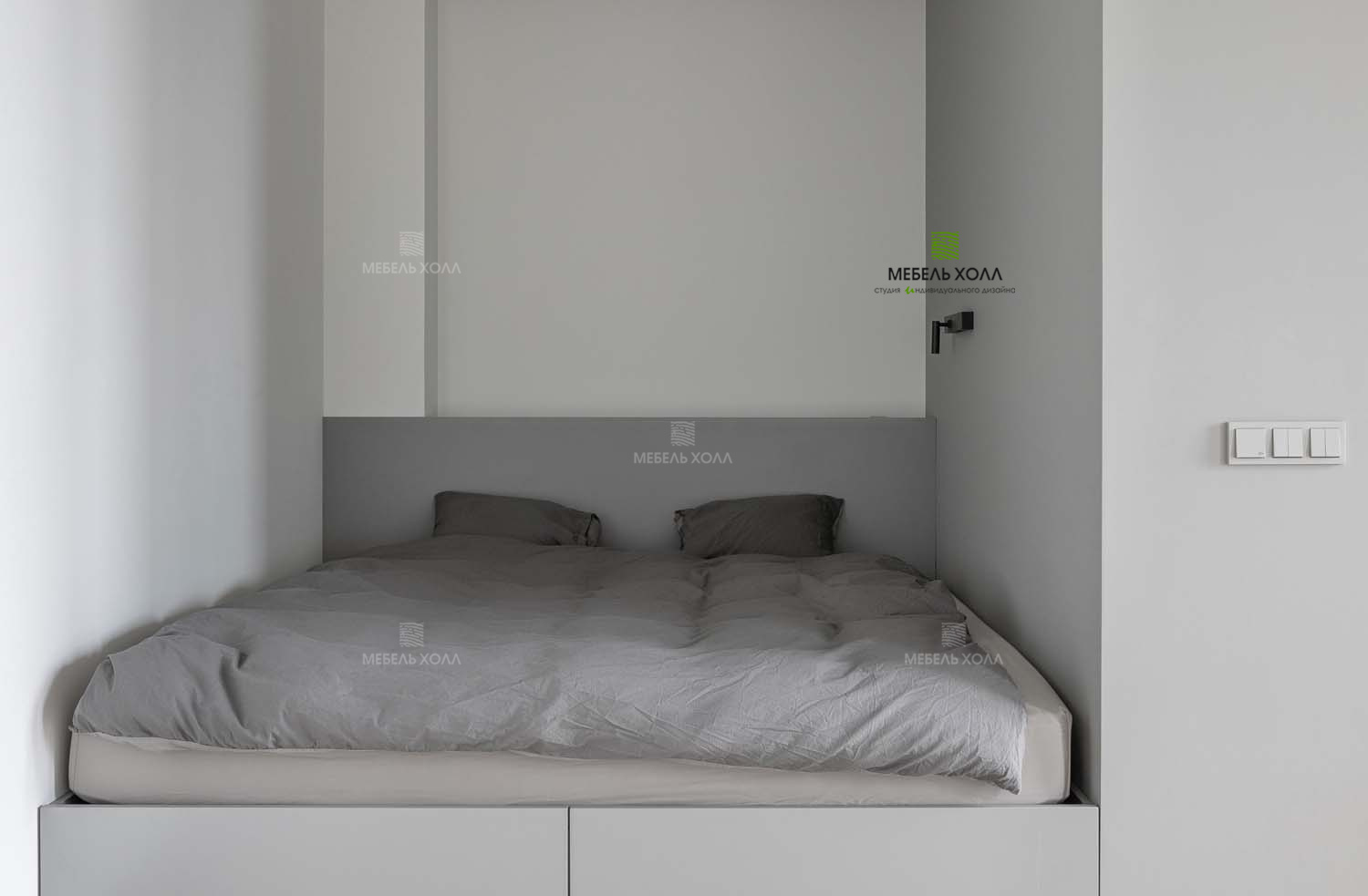 Спальня с мягким изголовьем для квартиры-студии с ящиками для белья и подсветкой. Материал спальни  - ЛДСП Egger.