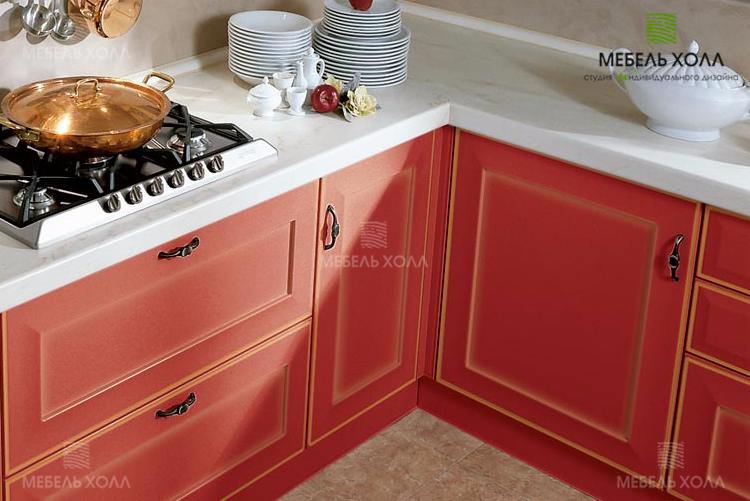Классическая красная кухня в современном стиле из фрезерованного МДФ окрашенного в красный цвет с патиной со столешницей из постформинга 