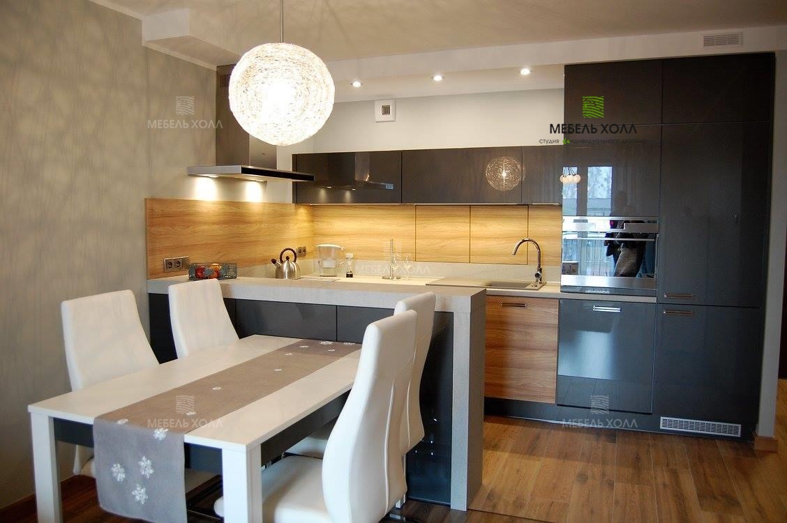 Кухня п-образная из ДСП Cleaf комбинированной текстуры глянцевого серого и древесного светлого, оснащена фурнитурой Blum