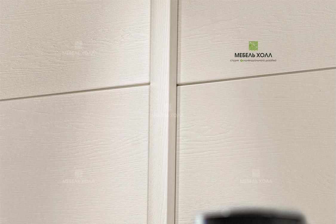 Гардеробный шкаф с системой для раздвижных дверей Hettich в современном стиле из массива и МДФ с фрезеровкой 