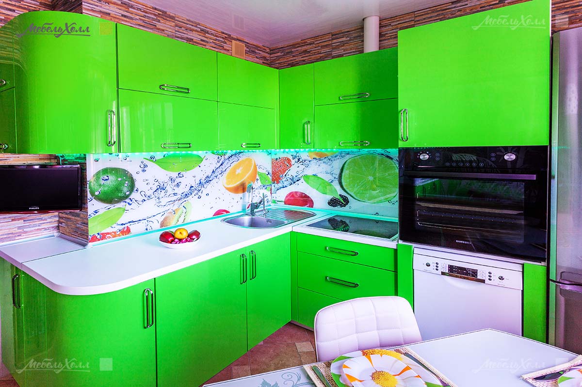 Яркая и стильная зеленая кухня из пластика со столешницей из постформинга Egger  и фурнитурой Blum