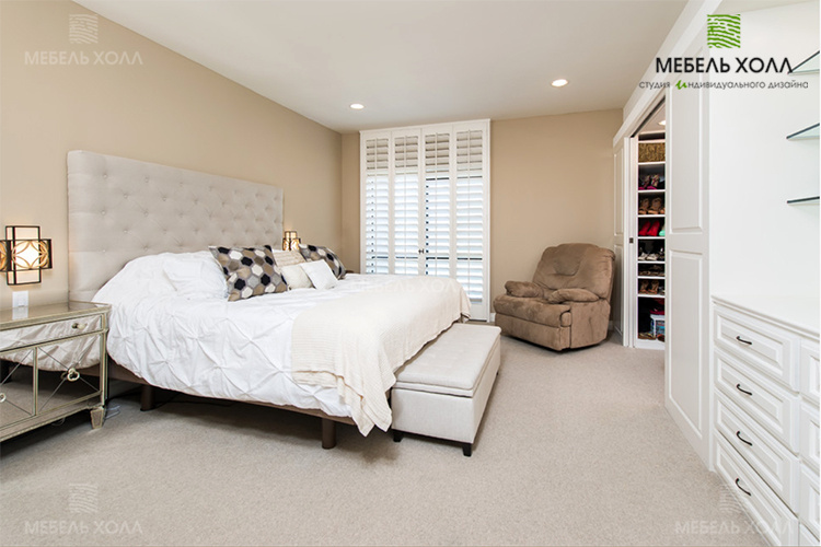 Спальня в классическом стиле с гардеробной выполнена из крашенного фрезерованного МДФ.