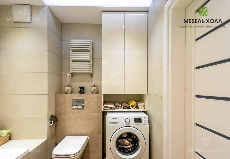 Мебель для ванной комнаты изготовлена из устойчивой к влаге лакированной в белый цвет плиты МДФ. Столешница под умывальник выполнена из искусственного камня. В шкафчике под раковиной находятся удобные выдвижные ящики

