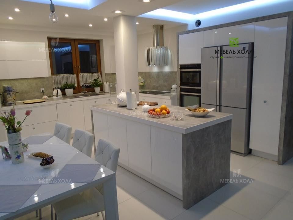 Кухня из крашенного в белый цвет МДФ, с островом и сервантом, столешница из постформинга, фурнитура Blum