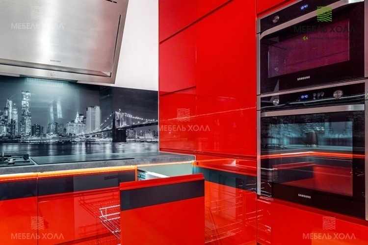 П-образная кухня красного цвета глянец из крашенного МДФ со скинале. Материал рабочей зоны - постформинг, корпус ЛДСП. Шкаф с витринами с подсветкой