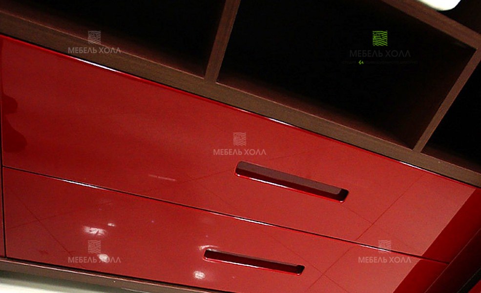 Стильный яркий шкаф-купе из МДФ с волновой фрезеровкой, оснащен системой скрытых профилей Modena Hide. Внутри шкафа встроены выдвижные ящики с доводчиками