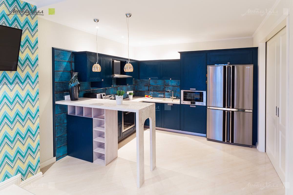 Мебель для кухни синего цвета, материал - массив ясеня. Столешница из постформинга Rezopal. Размер: 1,5х1,65х3,3 м. Корпус ЛДСП