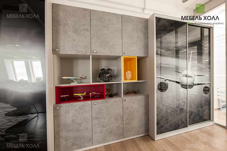 Мебель для офиса: 2 распашных шкафа и 3 шкафа-купе, выполнены из ДСП Egger. Шкафы-купе с фотопечатью и рисунком на стекле.