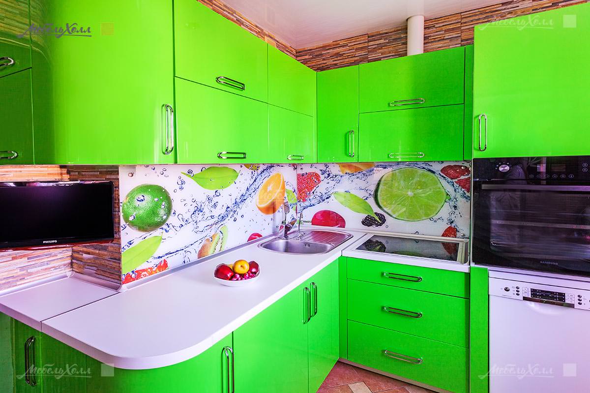 Яркая и стильная зеленая кухня из пластика со столешницей из постформинга Egger  и фурнитурой Blum