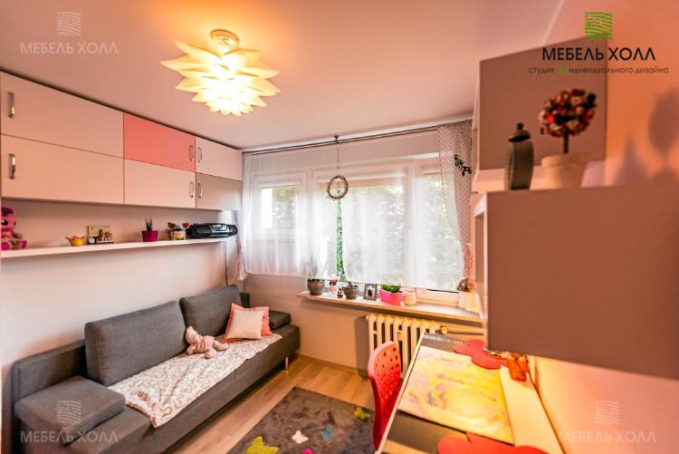 Детская комната для девочки. Выполнена из ДСП и крашенного МДФ в нежной цветовой гамме.