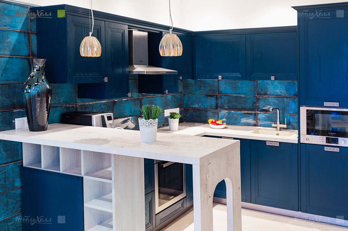 Мебель для кухни синего цвета, материал - массив ясеня. Столешница из постформинга Rezopal. Размер: 1,5х1,65х3,3 м. Корпус ЛДСП