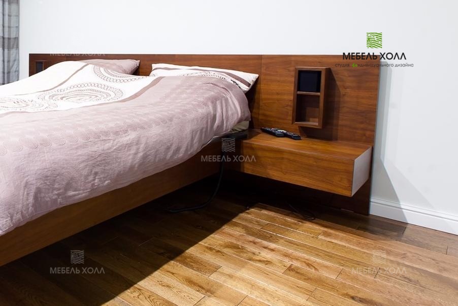 Двуспальная кровать с прикроватными тумбами из шпона ольхи и настенная панель для ТВ из ДСП