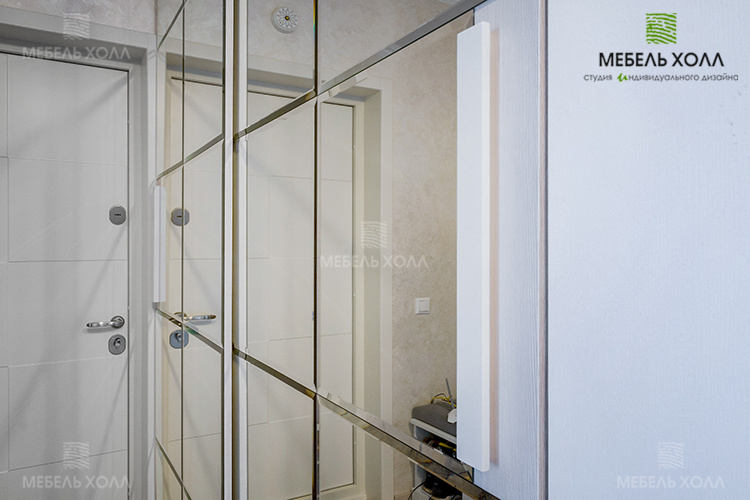 Комбинированный шкаф в прихожую с раздвижными дверями Bortoluzzi из ДСП с зеркалом и распашными дверями из шпона, покрытого эмалью. Ручка из массива