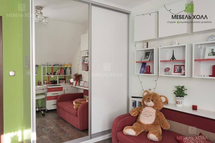  Комплект мебели для детской или подростковой комнаты. Изготовлен из ДСП. В комплект входит шкаф-купе, письменный стол и навесные шкафчики и полки