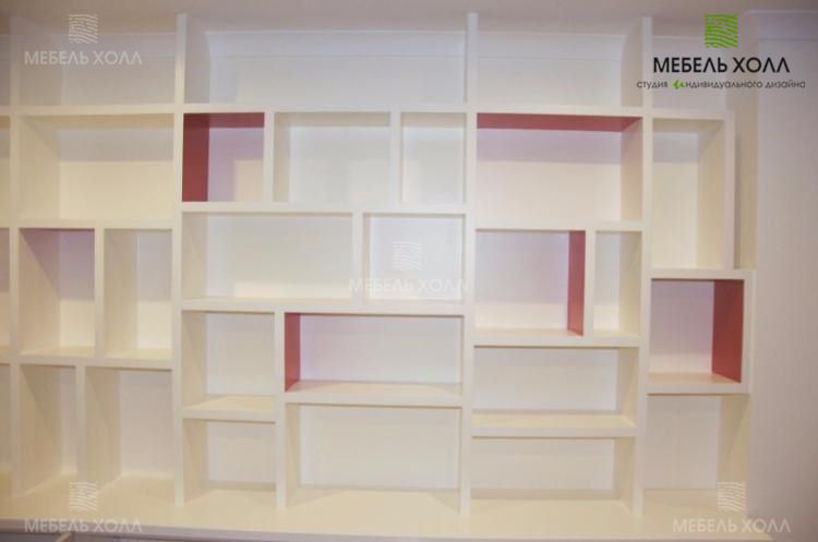 Угловой книжный шкаф с фасадами из МДФ серого цвета и корпусом из белого ДСП