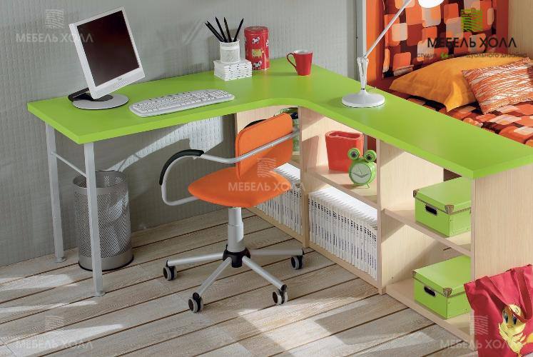 Яркий вместительный угловой стол под PC со столешницей из пластика и полками из ДСП