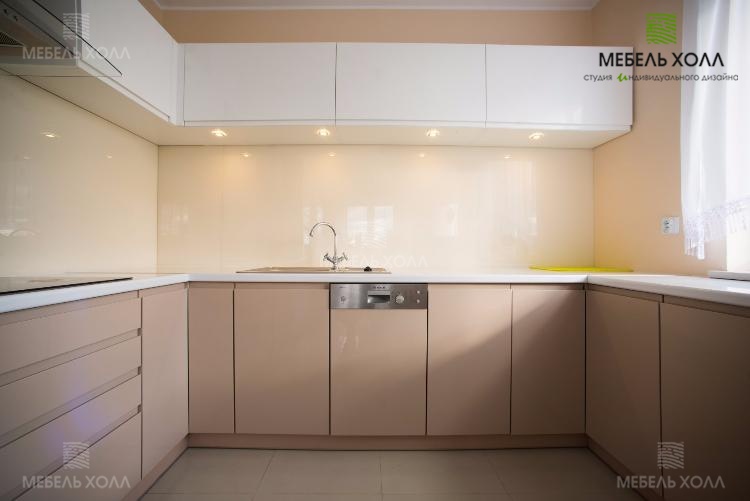Кухня нежного бело-бежевого цвета из крашеного МДФ с интегрированными ручками и фурнитурой Blum