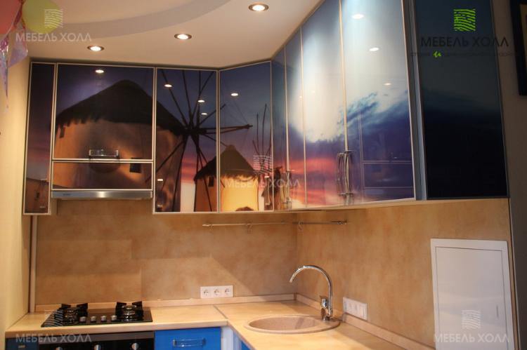 Компактная современная кухня (2500х1500 мм). Фасады из МДФ покрыты глянцевой эмалью и фотопечатью на стекле в алюминиевом профиле. Столешница из постформинга

