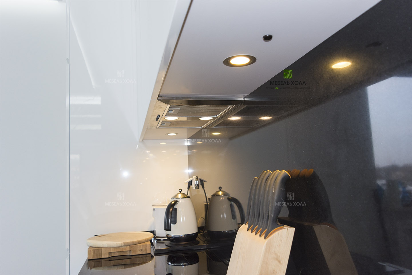 Современная кухня в стиле минимализм из белого глянцевого МДФ с интегрированными ручками, столешница из керамогранита, фурнитура Blum