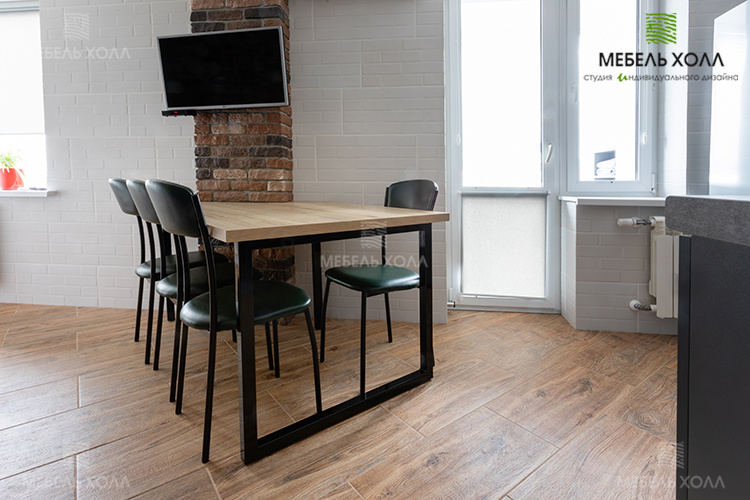 Мебель для кухни с открытыми полками и столом из металлокаркаса выполнена из ЛДСП с текстурой массива дуба. На рабочей зоне постформинг. Размер: 200х120 см