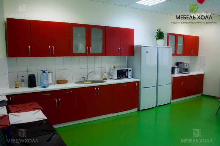 Красная кухня для офиса из ДСП. Столешница из постформинга, фурнитура  Blum