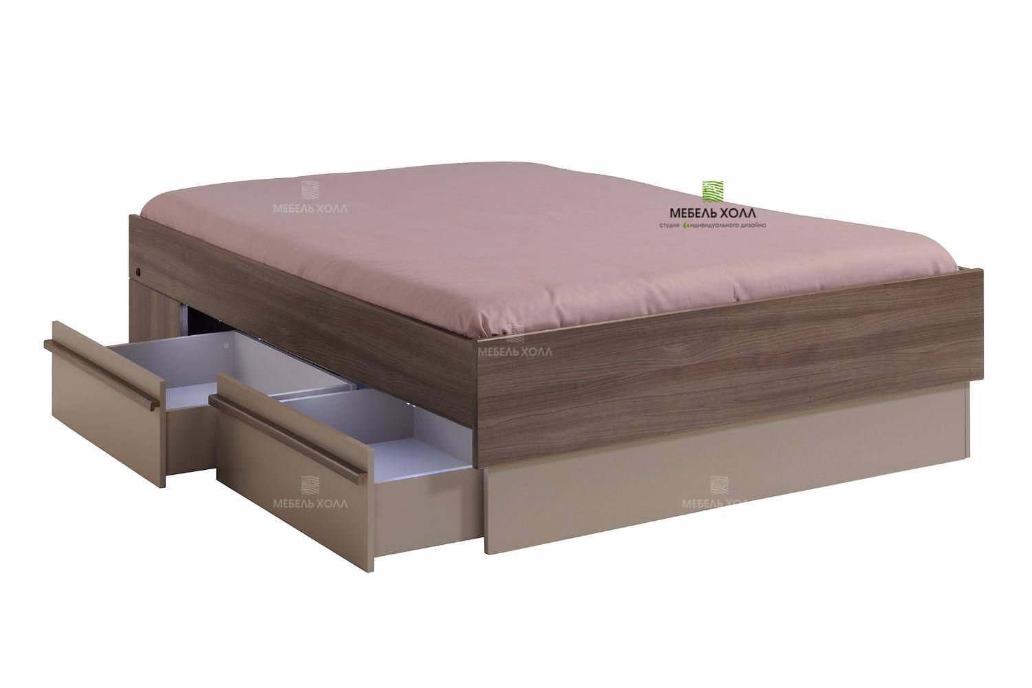 Лаконичная кровать из массива со вставками из крашенного МДФ в бежевых оттенках имеет два выдвижных ящика 