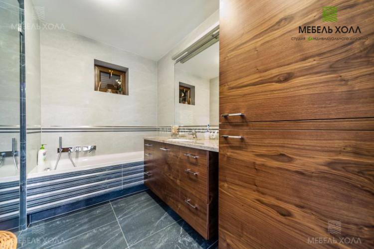 Мебель для ванной комнаты в английском стиле. Столешницы выполнена из натурального камня. Фасады из натурального дерева, покрытого влагостойким лаком