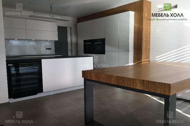 Кухня в стиле минимализм из белого глянцевого МДФ со столешницей из постформинга. Фурнитура Blum