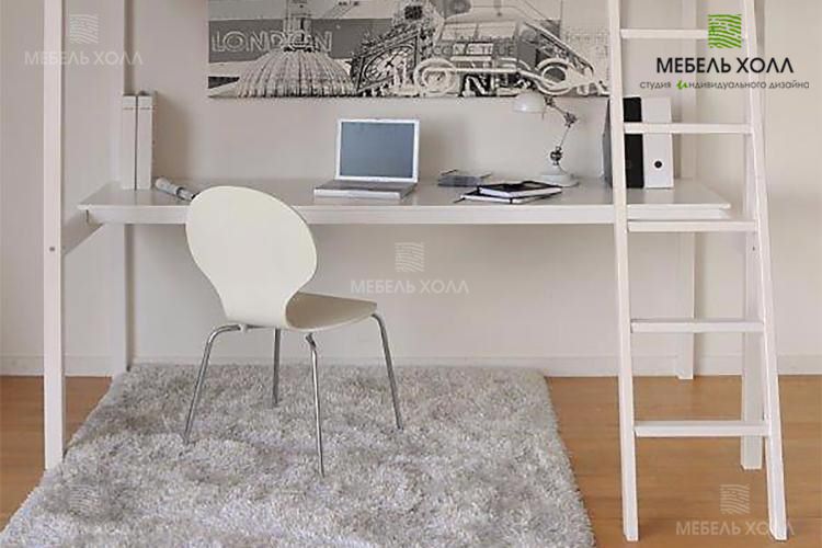Кровать-чердак идеально подходит для маленькой комнаты и сочетает в себе спальное место, письменный стол и место для хранения вещей