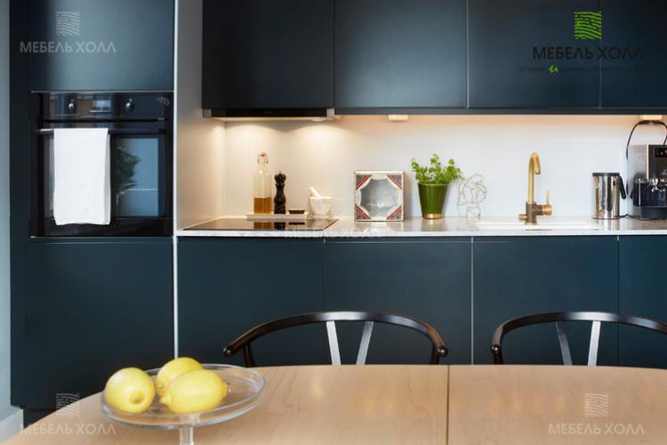 Современная кухня из матового МДФ в черном цвете для маленькой квартиры студии