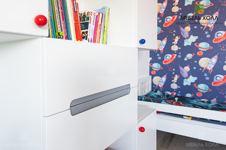 Мебель для детской: модульный шкаф для одежды и комод, выполнены из матового МДФ